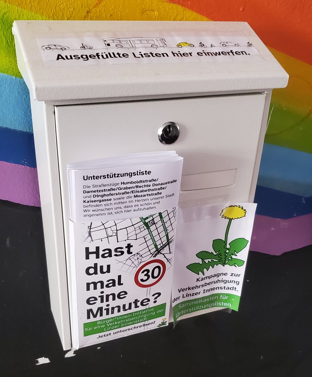 Postkasten für Unterschriftenlisten im Eingangsbereich des Willy*Fred Hausprojekts